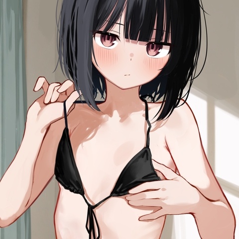「水着ってこれ…ほぼ紐なんだけど…」